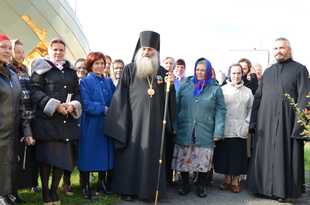 Установка куполов на храм