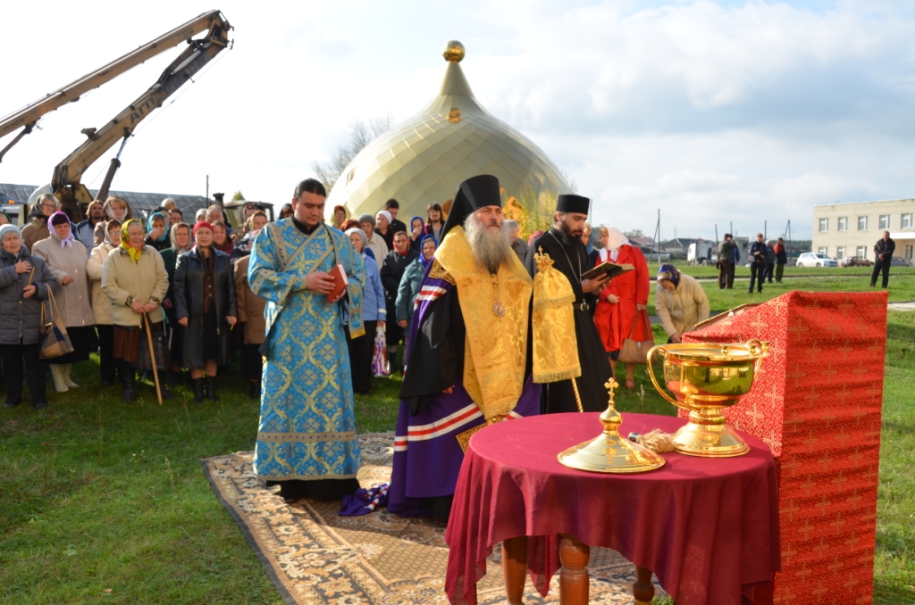 Установка куполов на храм