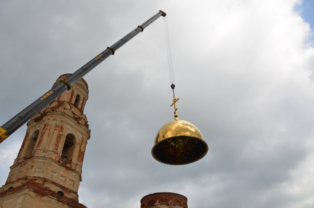 Установка куполов на храм