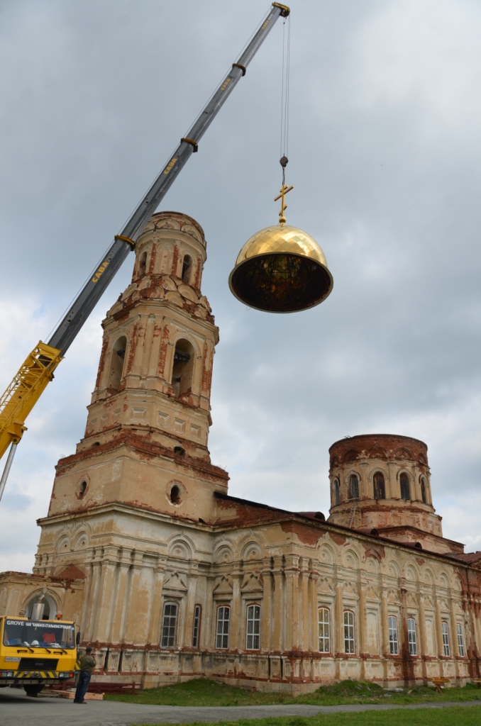 Установка куполов на храм