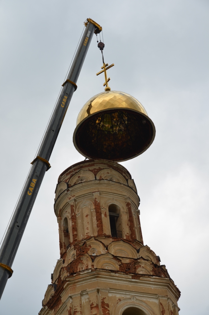 Установка куполов на храм