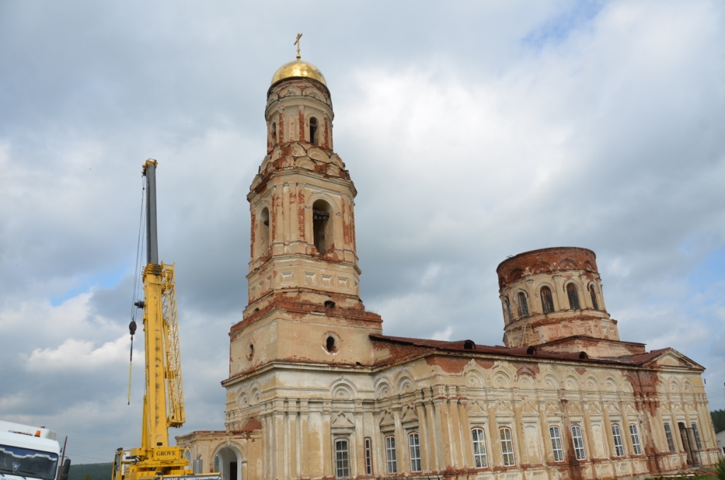 Установка куполов на храм