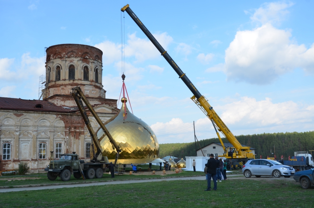 Установка куполов на храм