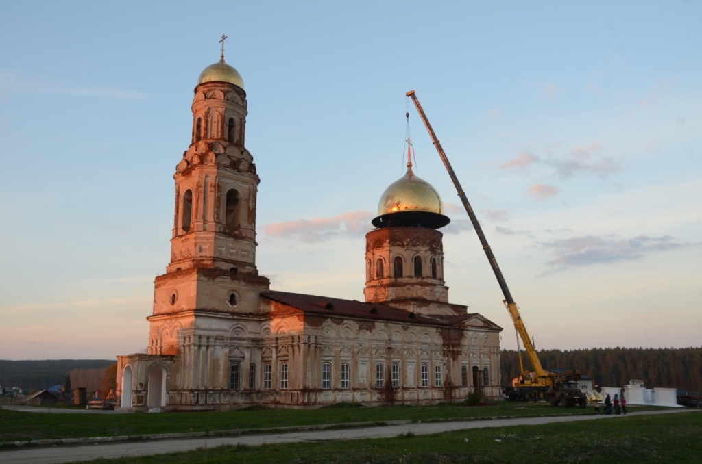 Установка куполов на храм