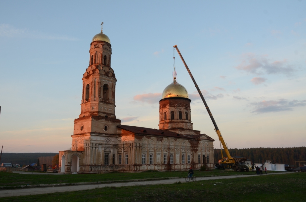 Установка куполов на храм